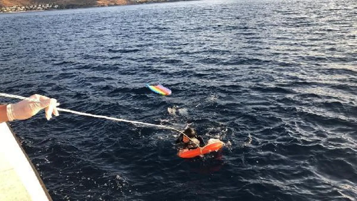 Bodrum'dan yüzerek Yunan adasına geçmeye çalışan 2 kaçak göçmeni, sahil güvenlik yakaladı