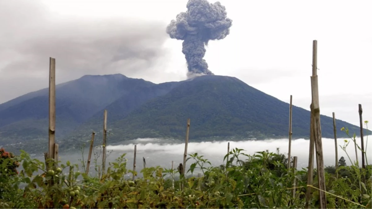 Endonezya'da yanardağ patlaması sonrası sel: 28 ölü