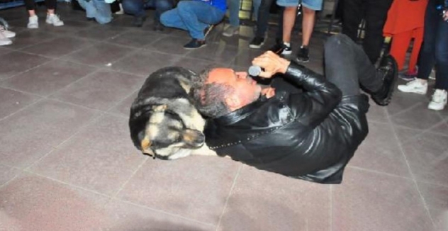 19 Mayıs konserinde Haluk Levent sokak köpeğiyle yere uzanarak şarkı söyledi 