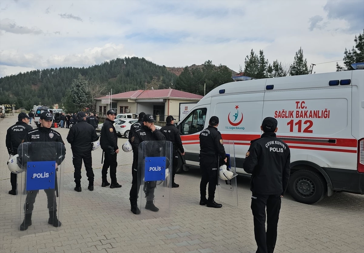 Husumetlilerin muhtarlık seçimi nedeniyle çıkan kavgasında 1'i polis, 9 kişi yaralandı