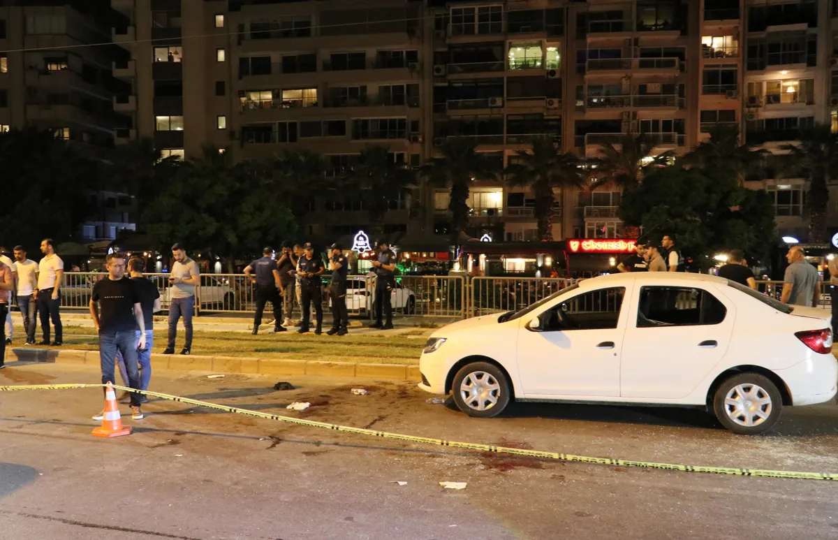 İzmir'de bir otomobile uzun namlulu silahla ateş açıldı: 2 kişi ağır yaralı 