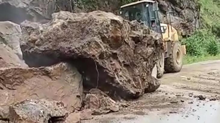 Trabzon'da heyelan; düşen dev kaya parçaları karayolunu kapattı