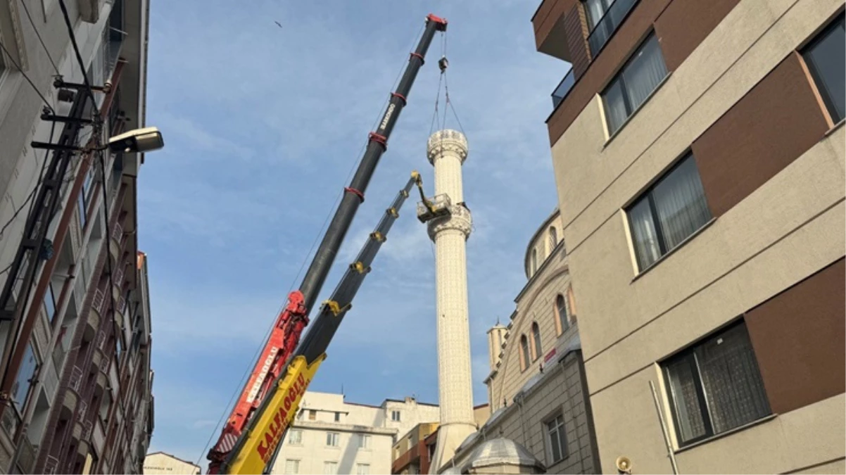 Esenyurt'ta cami minaresi onarım yapıldığı esnada halatı koparak sokağa düştü