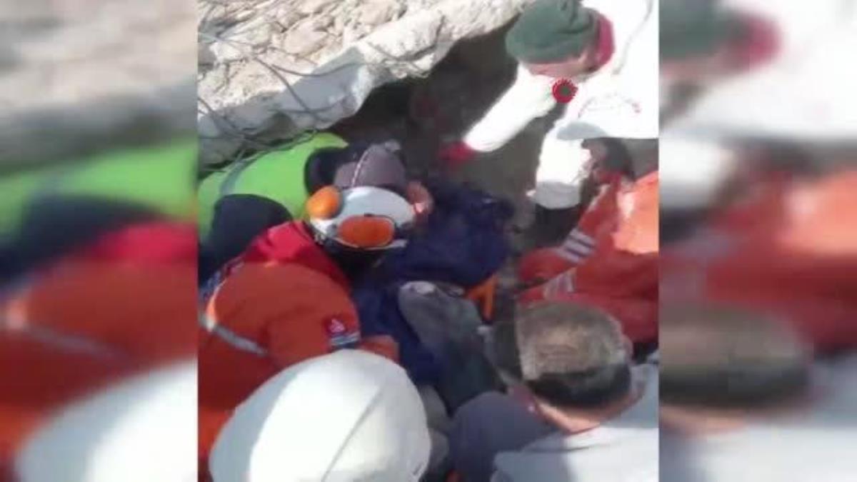 Kahramanmaraş'ta bir kadın 78 saat sonra enkaz altından sağ kurtarıldı