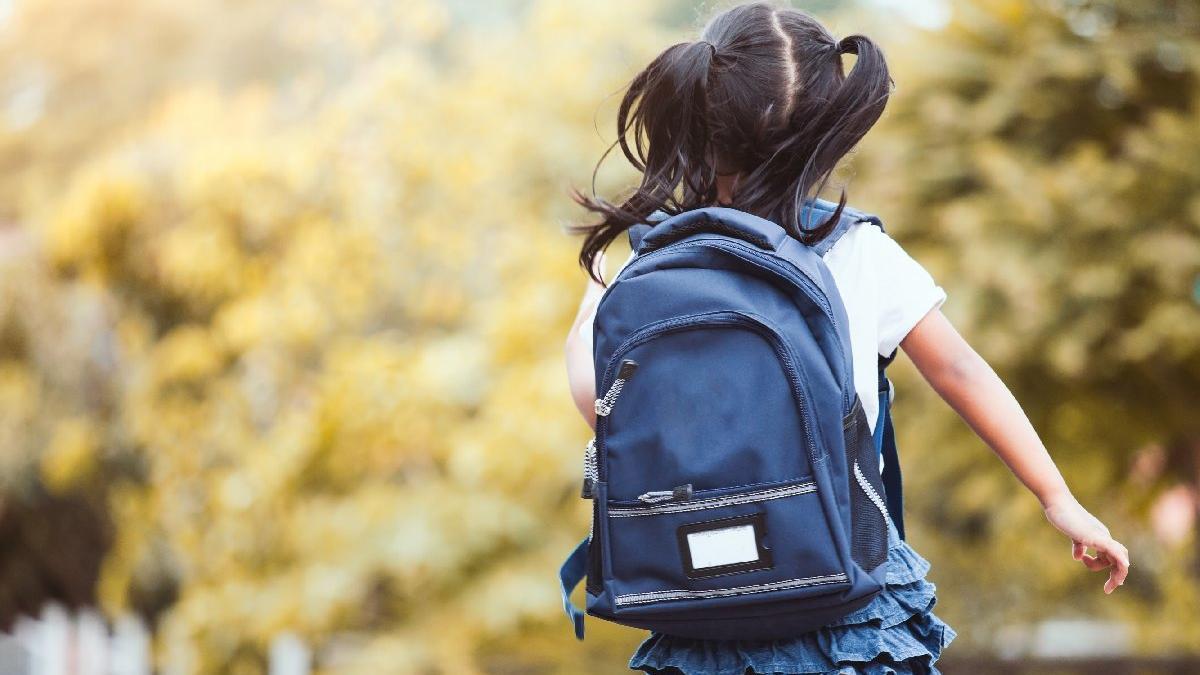 Kızın okul çantasındaki kıpırtıyı fark eden öğretmen dehşeti yaşadı! Yılanın zehri 20 kişinin selasını okutur
